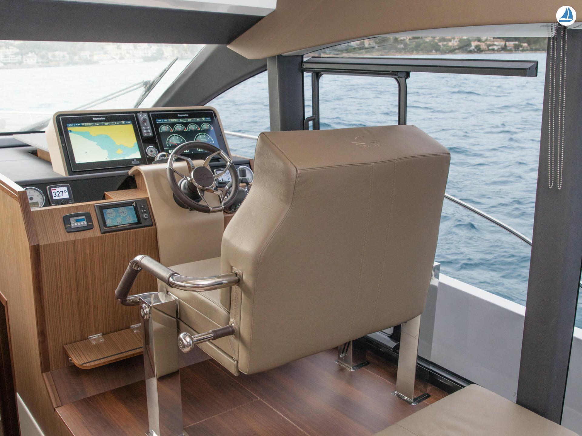 фото Sealine F530 14