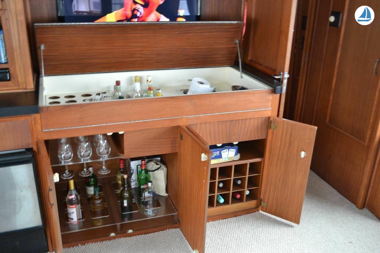 фото Hatteras MOTOR YACHT 8
